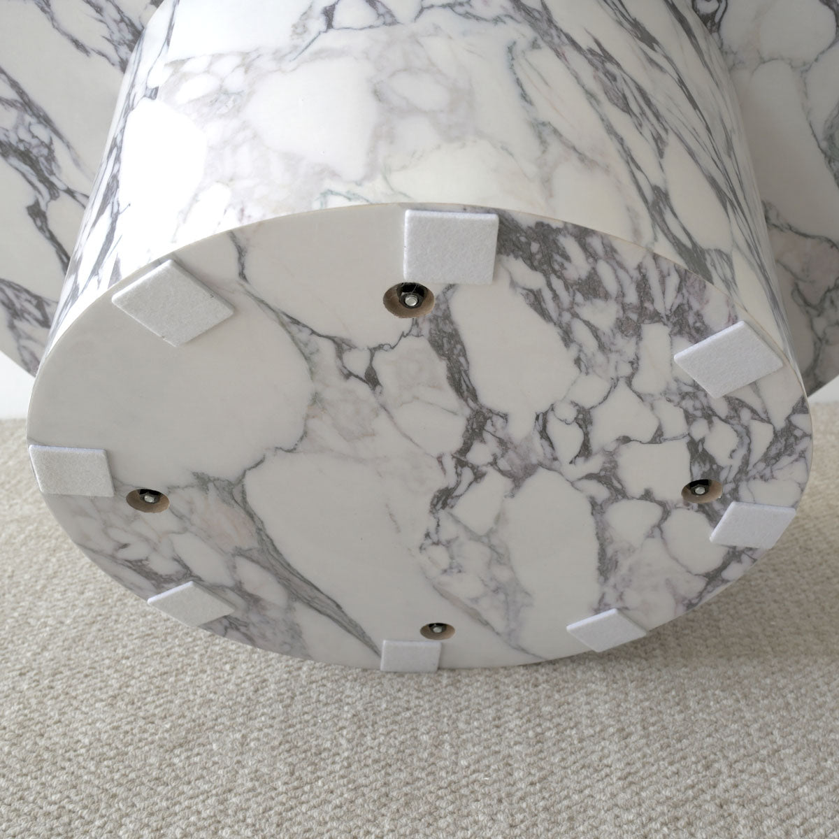 Dwen Modern Marble Round Pedestal Coffee Table with plush carpet, showcasing elegant marble design.